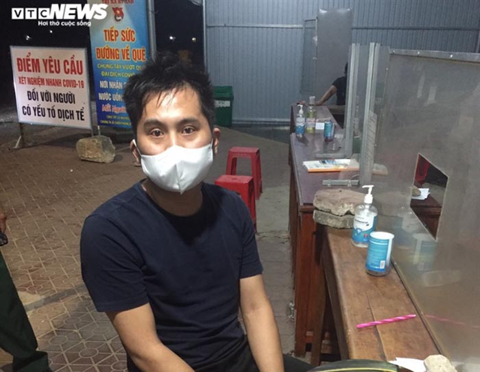 Hà Tĩnh phát hiện một người Trung Quốc trốn trong cốp ôtô để qua chốt kiểm dịch 
